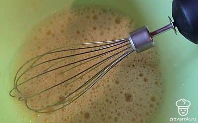 Взбейте яйца с сахаром и солью при помощи миксера или венчиком. Если готовите сладкие блинчики, по желанию можете добавить ванильный сахар.