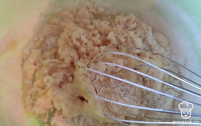 Добавьте муку и перемешайте.