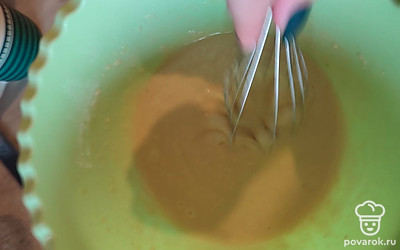 Влейте молоко и тщательно перемешайте, чтобы не осталось комочков. Добавьте воду и масло и снова перемешайте.