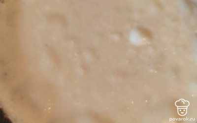 Жарьте блины на небольшом огне на хорошо разогретой сковороде. Перед первым блином сковороду лучше смазать с помощью кисточки рафинированным маслом.