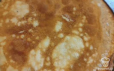 Переворачивать блинчик следует после того, как его край станет румяным. Со второй стороны блин обжаривается быстрее.