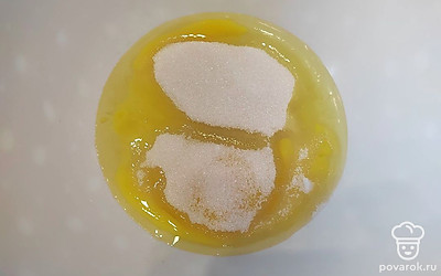 В глубокую миску разбиваем яйца и высыпаем к ним сахар, соль. Все тщательно взбиваем.