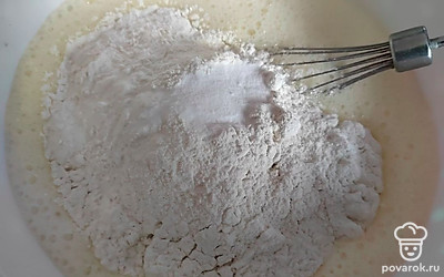Добавляем муку, соду и заводим жидкое тесто.