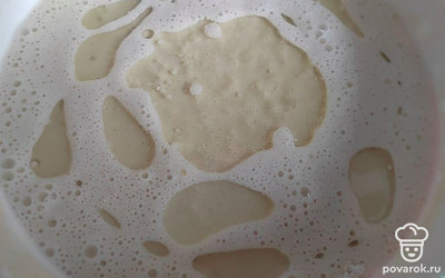 В тесто выливаем масло и даем настоятся 10 минут. После этого приступаем к жарке блинов.