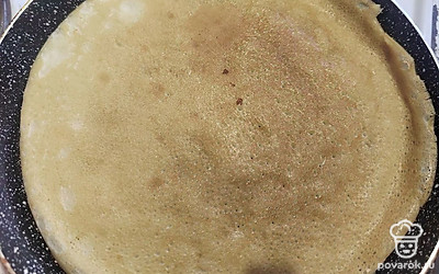 С помощью половника выливаем на сковороду тесло и круговыми движениями распределяем тесто по всей плоскости сковороды. Обжариваем по 1-2 минуты с двух сторон.