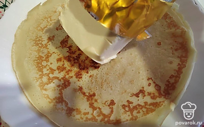 Готовые блинчики смазываем сливочным маслом.