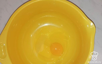 Берём миску и разбиваем туда яйцо. 