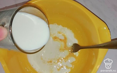 Вливаем стакан молока и мешаем ещё одну минуту. 