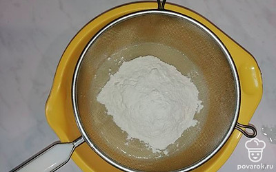 Берём сито и насыпаем муку, просеиваем. Мешаем ещё минуты три. 