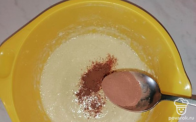 К готовой смеси добавляем какао. Мешаем ещё одну минуту. 
