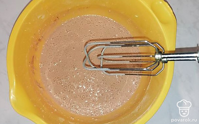 Дальше мы взбиваем все миксером до полного растворения комочков (ещё минуты две). 