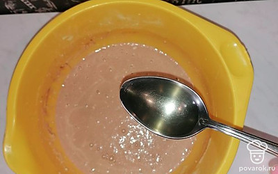 К полученной смеси добавляем масло и размешиваем ложкой. 