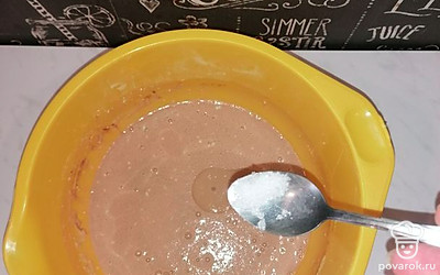 И добавляем щепотку соли, совсем чуть-чуть. Так же размешиваем ложкой. 