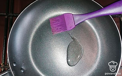 В сковороду наливаем масло и распределяем по всей поверхности. Даём нагреться сковороде 30 секунд.