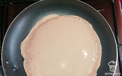 Наливаем тесто и жарим с обоих сторон. 