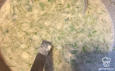 Зелень хорошо моем, мелко крошим, добавляем в тесто и перемешиваем.