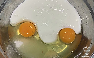 В миску разбить яйца, добавить сахар, соль, кефир. Перемешать венчиком. 