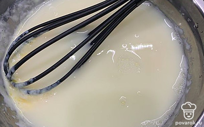 В кипяток добавить разрыхлитель. Перемешать и влить неспеша в кефирную смесь. 