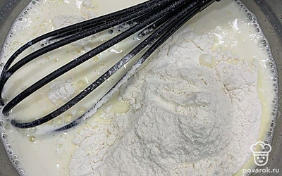 Добавить просеянную муку и растительное масло. Перемешать, чтобы не было комочков. Дать постоять двадцать минут и выпекать. 