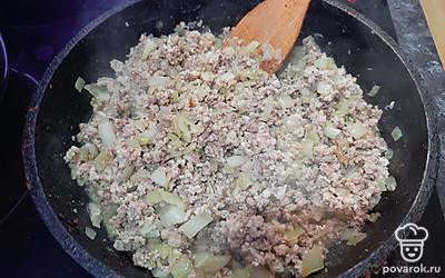 Готовим начинку для припека. Обжариваем на растительном масле домашний смешанный фарш с мелко накрошенным репчатым луком. 

