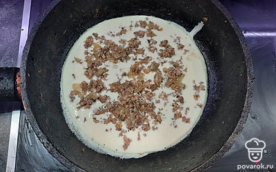 Смазываем сковороду растительным маслом. Наливаем тесто на горячую сковороду, чем больше нальете, тем толще будет блинчик. Ещё жидкое тесто посыпаем жареным фаршем и луком.
