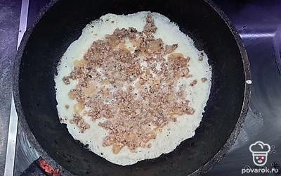 Равномерно распределяем припек по блинчику, прижимаем начинку лопаткой. Обжариваем с обеих сторон до готовности, пока тесто не зарумянится, 2-3 минуты.