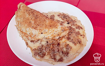 Подаём блинчики развернутыми или сложенными вдвое, внутрь начинкой, как чебурек.