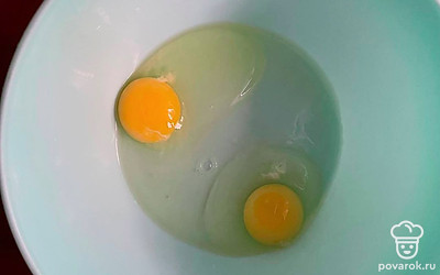 В глубокую миску разбить два яйца.