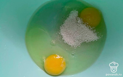 К яйцам добавить щепотку соли и пару ложек сахара.