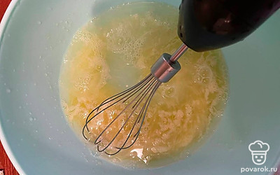 Взбить венчиком и добавить пол стакана воды. 