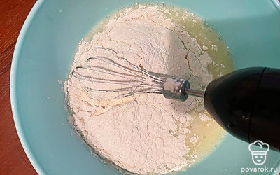 Добавить муку и все перемешать венчиком. 