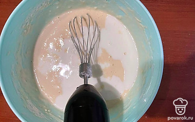 Добавить молоко и снова перемешать венчиком. 