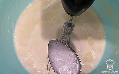 Также добавить соду, погашенную уксусом. Все перемешать венчиком. 