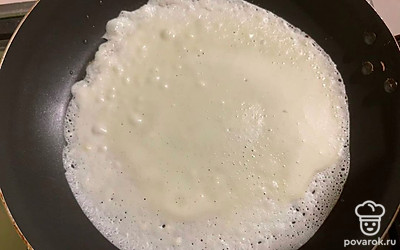 На сковороду капнуть немного подсолнечного масла. Вылить тонкий слой теста и обжарить блинчик с двух сторон примерно 40 секунд с каждой. 