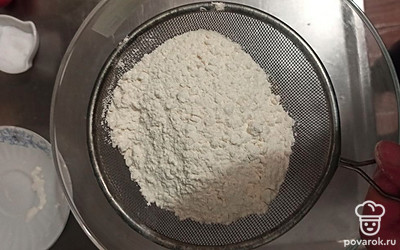 В глубокую чашу просейте муку.