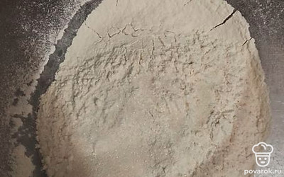 Добавьте сахар и соль, перемешайте.