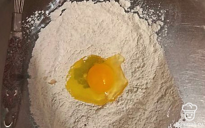 Вбейте яйцо в получившуюся массу.