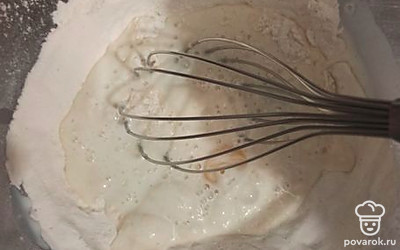 Добавляйте молоко и постоянно взбивайте массу венчиком до однородности. Добавьте чайную ложку подсолнечного масла и хорошо перемешайте, дайте настояться получившейся массе. 
