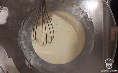 Через 5 минут опять хорошо взбейте. По констинтенции должно получится как кефир. Если не хватает молока, добавьте обычную кипяченую воду. 
