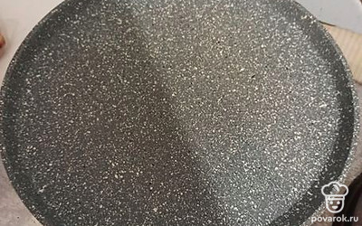 Сковороду хорошо прогрейте и добавьте пару капель подсолнечного масла. 