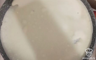 Заливайте массу на сковороду и жарьте с двух сторон до румяной корочки. 