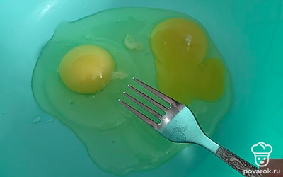 Разбить 2 яйца.