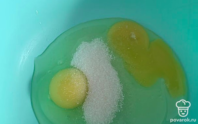 Добавить соль, сахар к яйцам и хорошо перемешать вилкой.