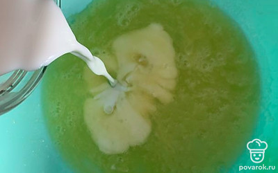 Добавить молоко, перемешать.