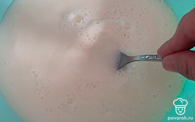 Добавить кипяток, перемешать.