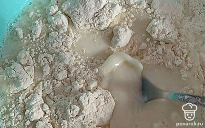 Всыпать муку понемногу и перемешать, чтобы не было комочков.