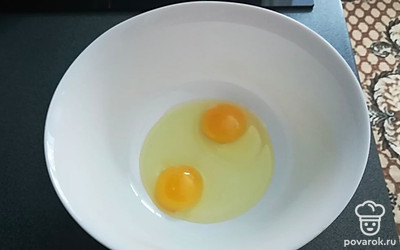 Яйца в глубокую емкость разбить.