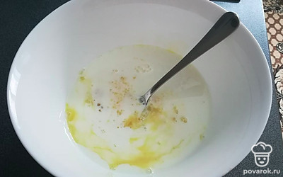 Добавить немного молока теплого.