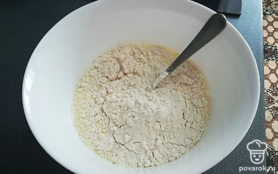 Добавить просеянную муку.