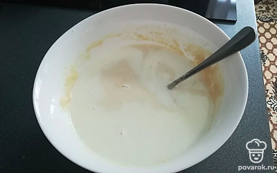 Затем постепенно добавлять молоко и воду и разбавлять смесь.